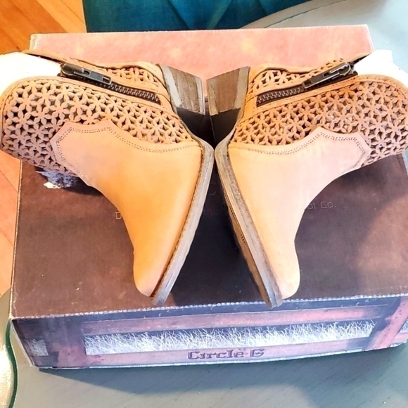 Circle G- Womens Tan Cut Out perforated ankle Boots Zippers Heel Western Sz.7 - Picture 6 of 9